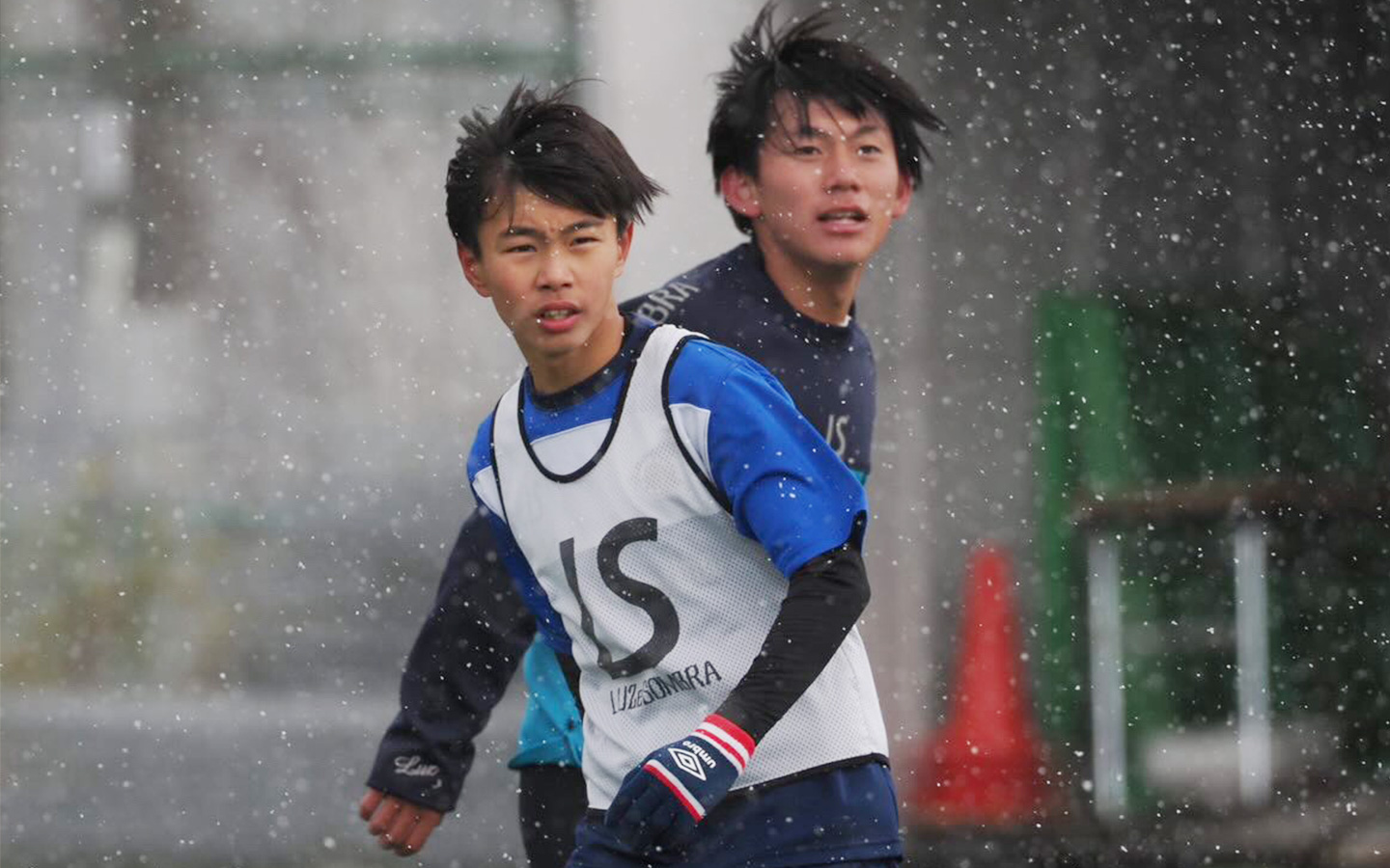 プレーする子供